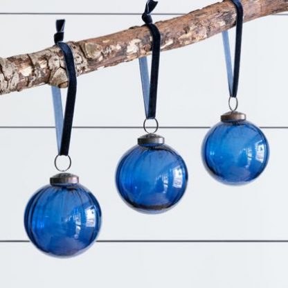 Simple stylish set of 3 blue murrine bables from Garden Trading. Made of recycled blown glass. Perfect for every tree. 7.5cm