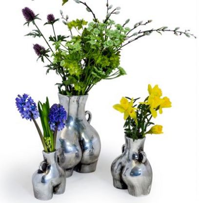 Something cheeky for your home, this curvy small love handles vase has a smooth bottom and is silver painted ceramic. 15 x 20 x 12cm