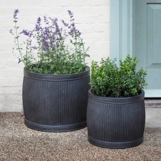 These Bathford round planters by Garden Trading. Exude style, quality and timelessness. S:36 x 41 x 41, L:44 x 54 x 54cm. Made of Fibrecrete.