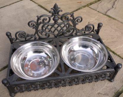 Sitting within the large raised dog bowl are 2 stainless steel dishes. They wont slip or slide, live in or out, easily removed for cleaning.
