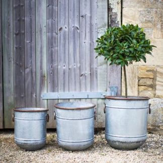 Stylish set of 3 Malmesbury planters come from the Garden Trading brand. Quality and style oozing out! Galvanised steel, vintage feel.