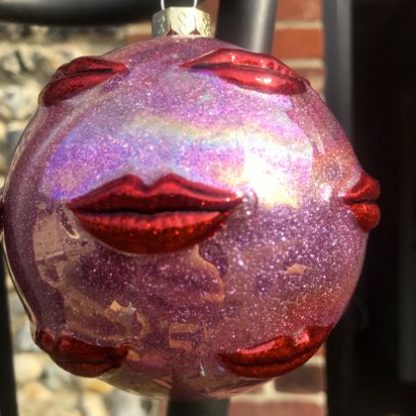 This Kahlo inspired pink lips bauble is simply so out there that everyone must have one! Perfect on the tree this Christmas. 8cm diameter