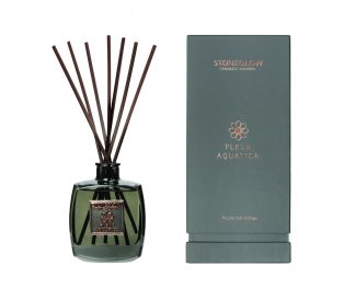 This fleur aquatic stoneglow diffuser made in the UK by StoneGlow is part of their new Metallique range. The 200 ml easily lasts 4 months and the subtle floral notes appeal to men as well as women.