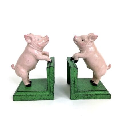 These cast iron pig bookends are perfect for any piggy lover. Super style, detail and finish. Get some pink pig love into your home. 18.5 x 14.5 x 8cm.