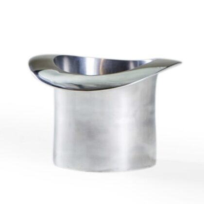 This sublime polished aluminium top hat ice bucket is super smooth and super cool! Holds one bottle of your favourite tipple. 25 x 26 x 17cm
