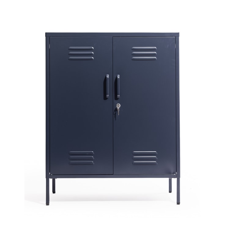 Add simple industrial style and practicality to your home with our beautiful navy blue medium steel locker. Super sturdy, lockable too. 80 x 102.5 x 37cm